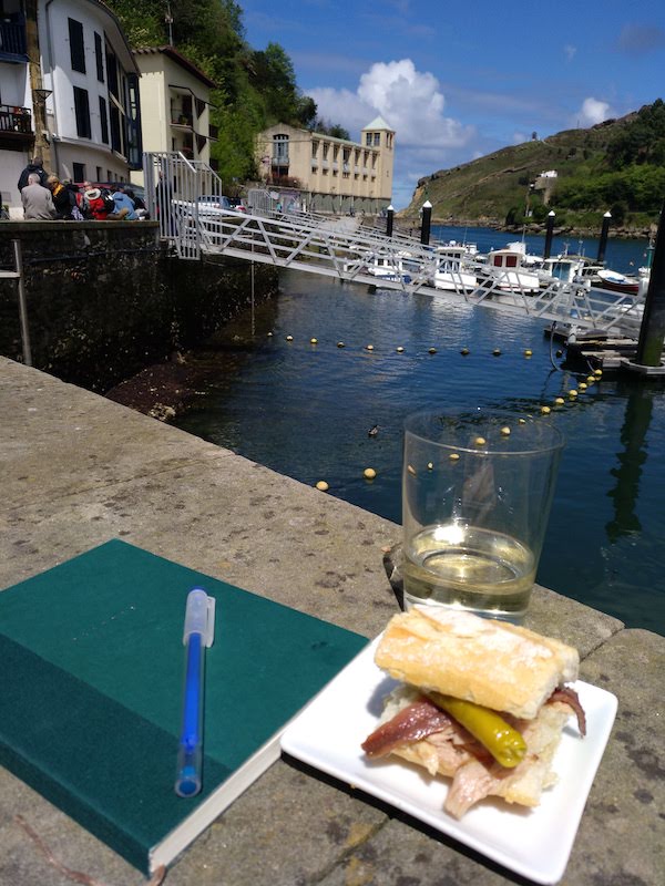 Pintxos y txakoli (vino blanco vasco) en una terraza sobre el agua