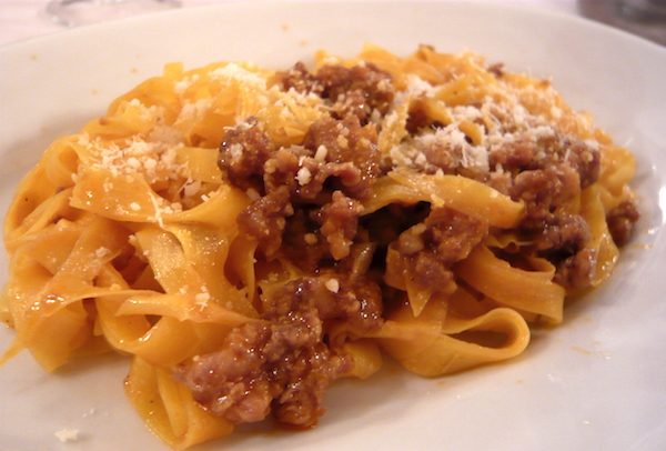 Una de las opciones más icónicas de nuestra guía de formas de pasta son los tagliatelle, especialmente cuando se sirven al estilo boloñés.
