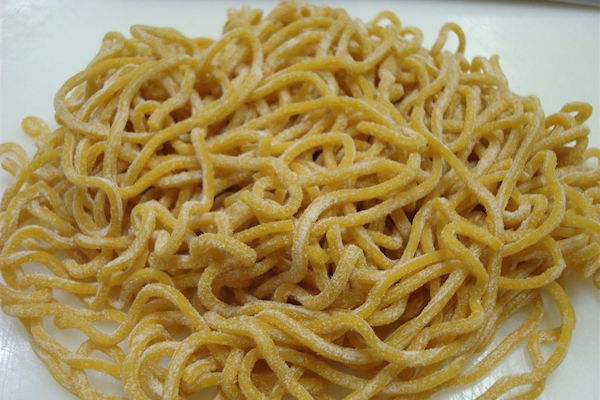 Nuestra guía de formas de pasta lo ayudará a aprender la diferencia entre tonnarelli y espagueti: ¡se ven similares, pero no lo son!