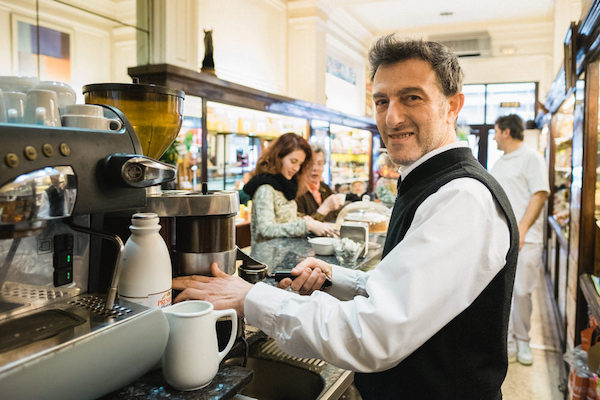 Propietario de Pastisseria Ideal hornear preparar café