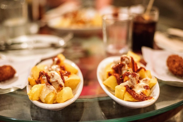 Hay muchos platos excelentes sin carne, como las patatas bravas, en nuestra guía vegetariana de Málaga.