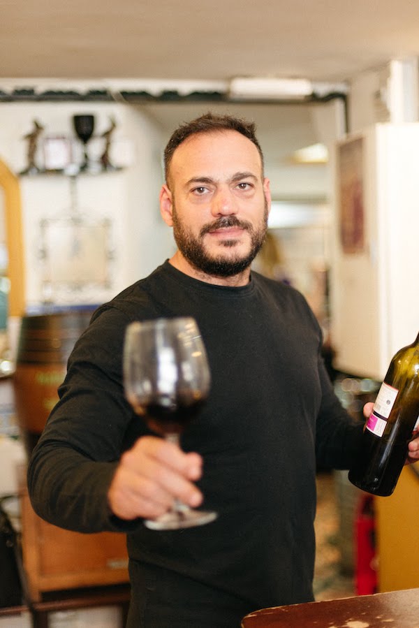 Pepe, dueño del bar Las Golondrinas, con vino