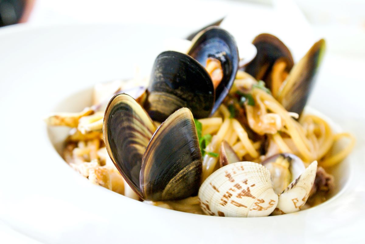 mariscos y pastas en un plato blanco