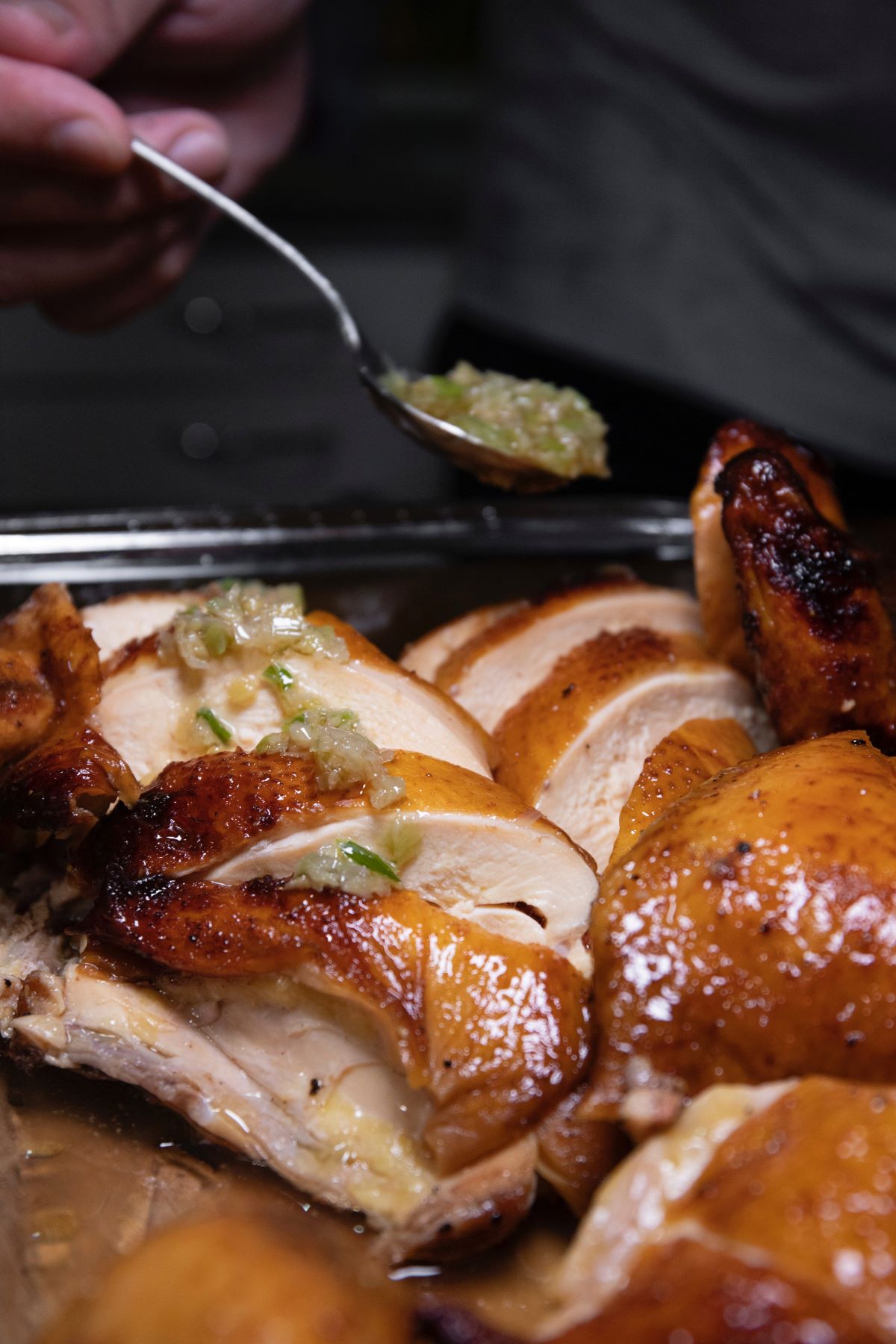 una porción de salsa verde sobre pollo asado