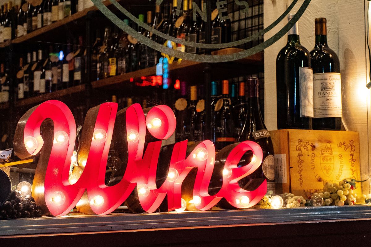 signo de vino tinto y botellas de vino