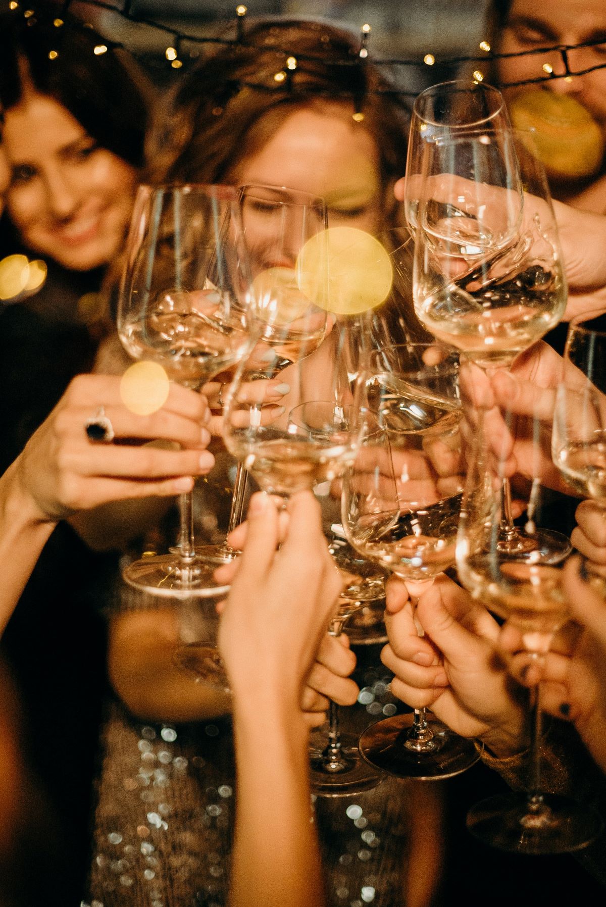 gente animando con copas de vino