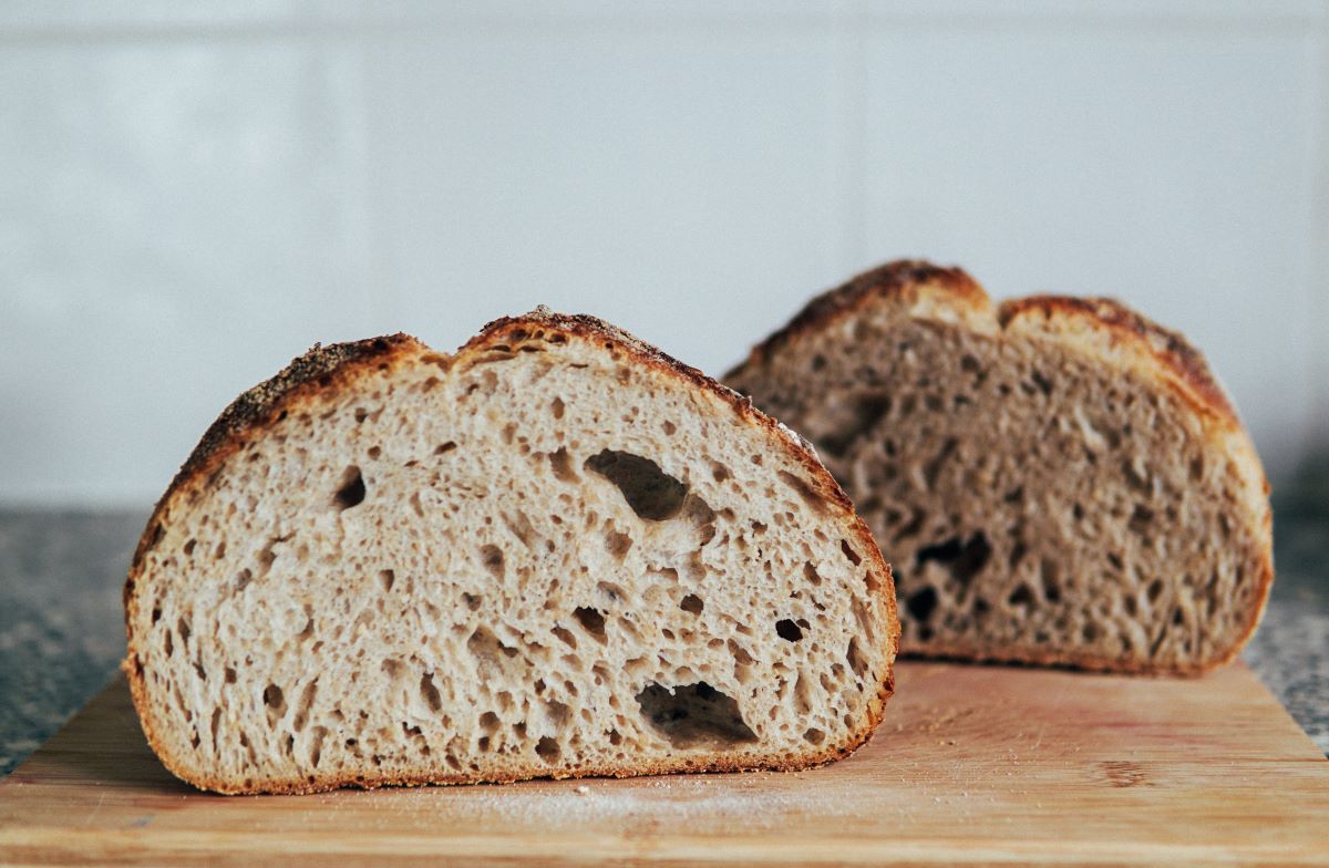 pan de masa fermentada en una tabla de madera