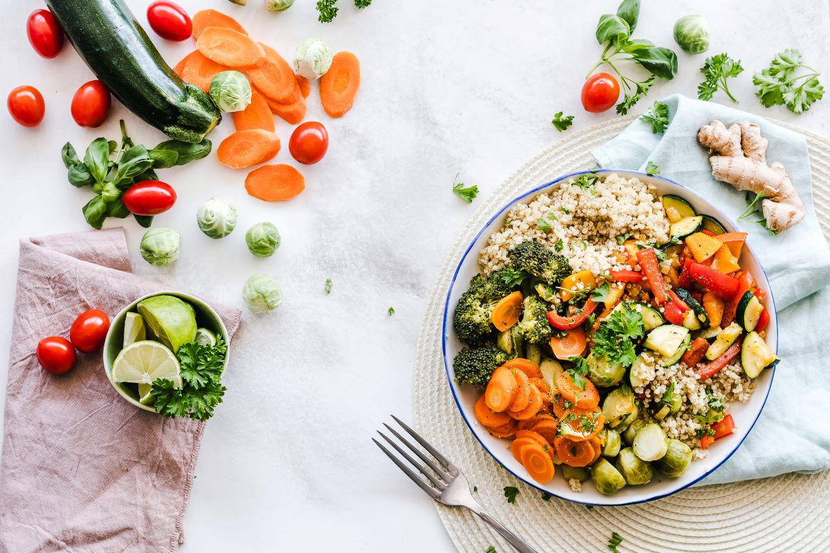 verduras a la parrilla con verduras frescas cortadas