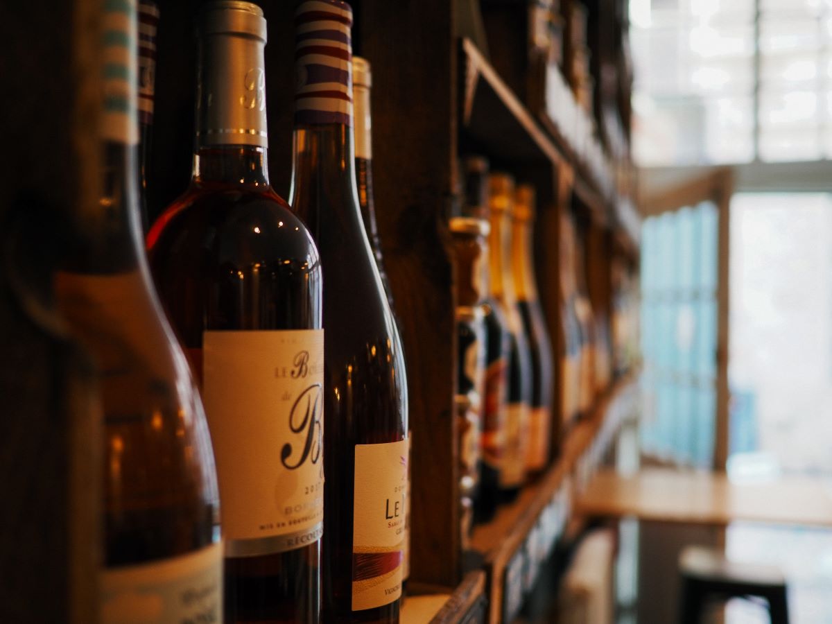 botellas-de-vino-en-estante