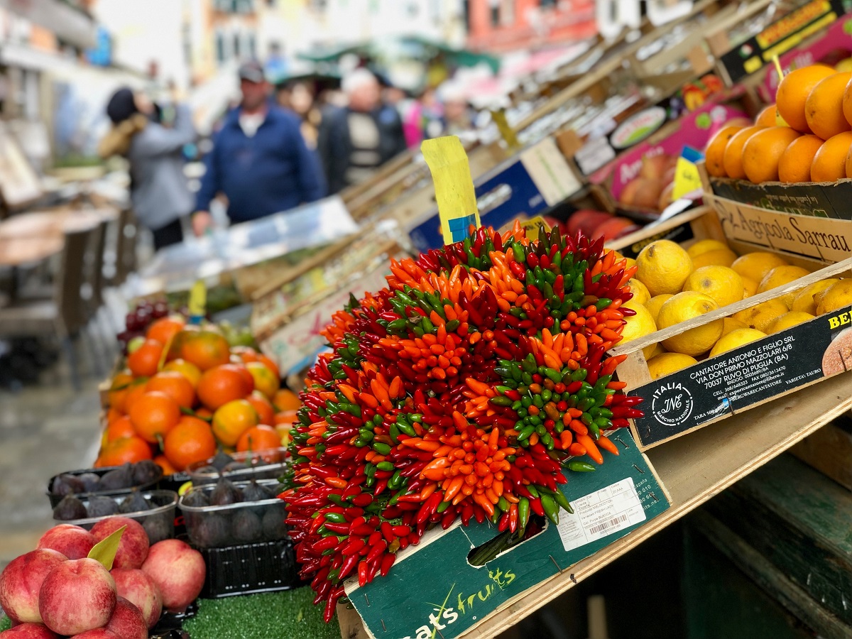 Un mercado de alimentos en Venecia con frutas y verduras en exhibición
