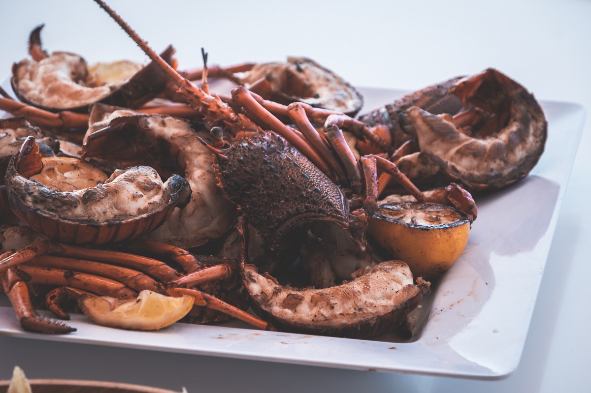 Un plato de servir lleno de mariscos y langosta.