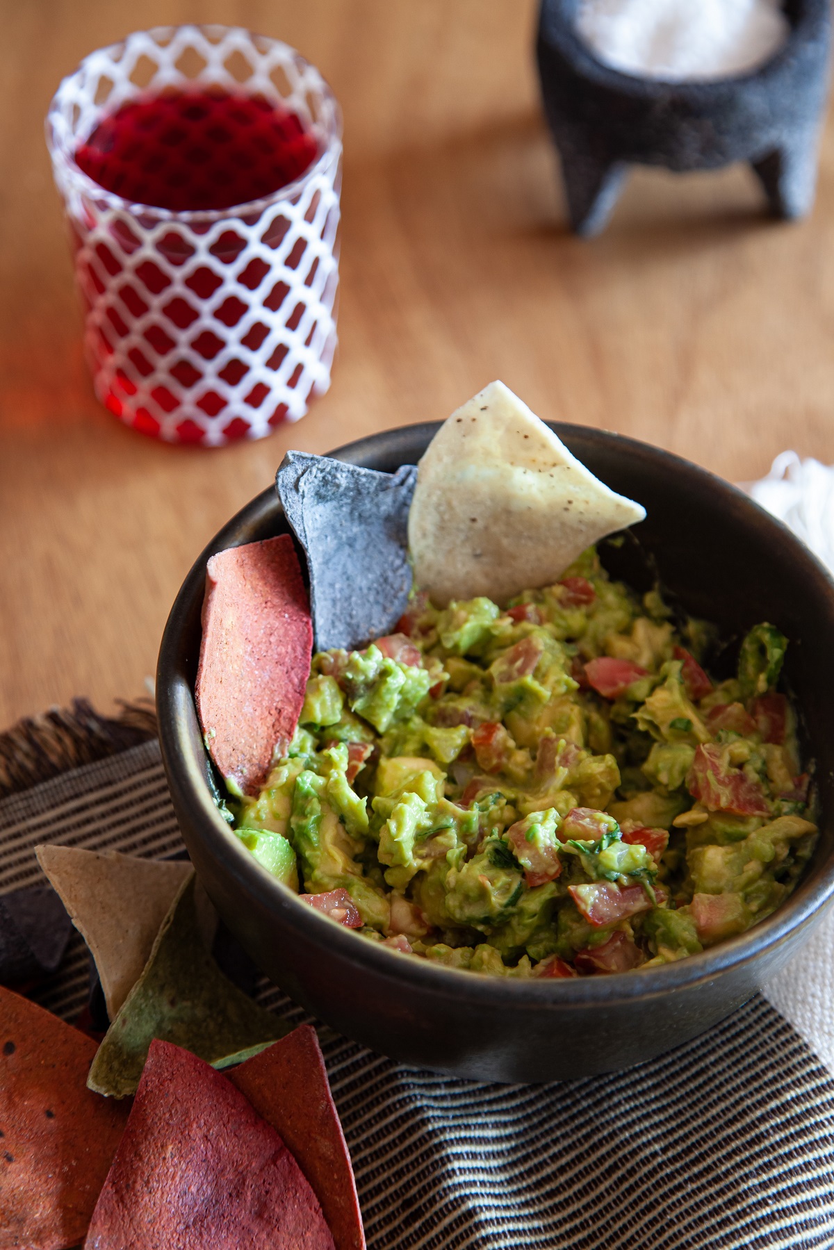 Guacamole y chips de tortilla en un tazón negro