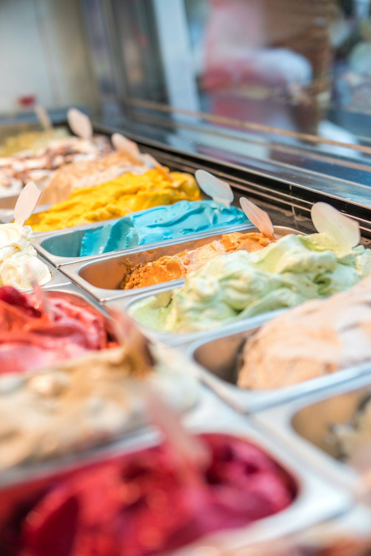 colorida exhibición de helados