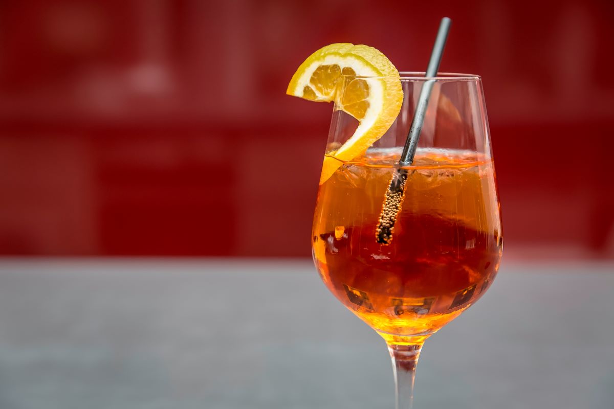 copa-de-vino-claro-con-zumo-de-limon