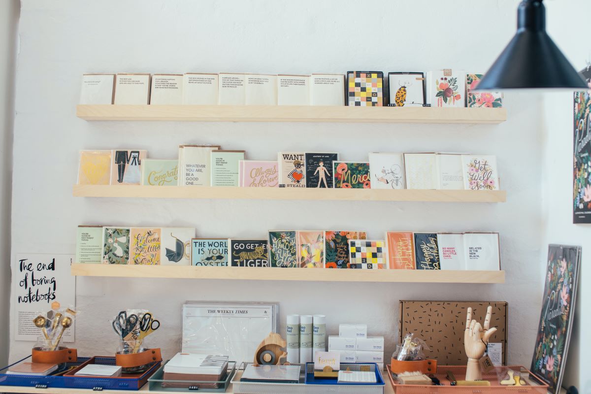 literatura-diferente-en-estantes-de-madera-en-una-libreria-moderna