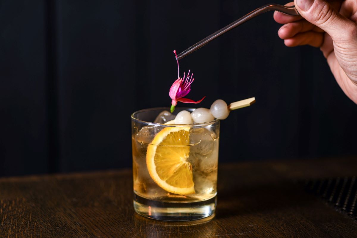cócteles de whisky con cebolla y flores comestibles