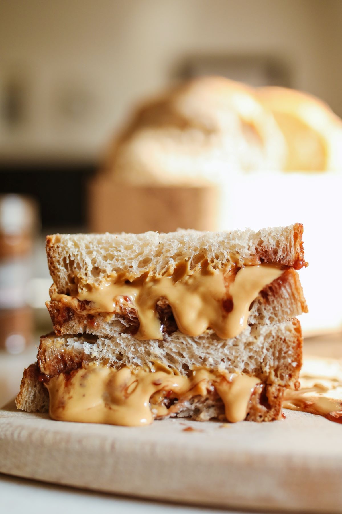 rebanada de sándwich con carne y queso derretido