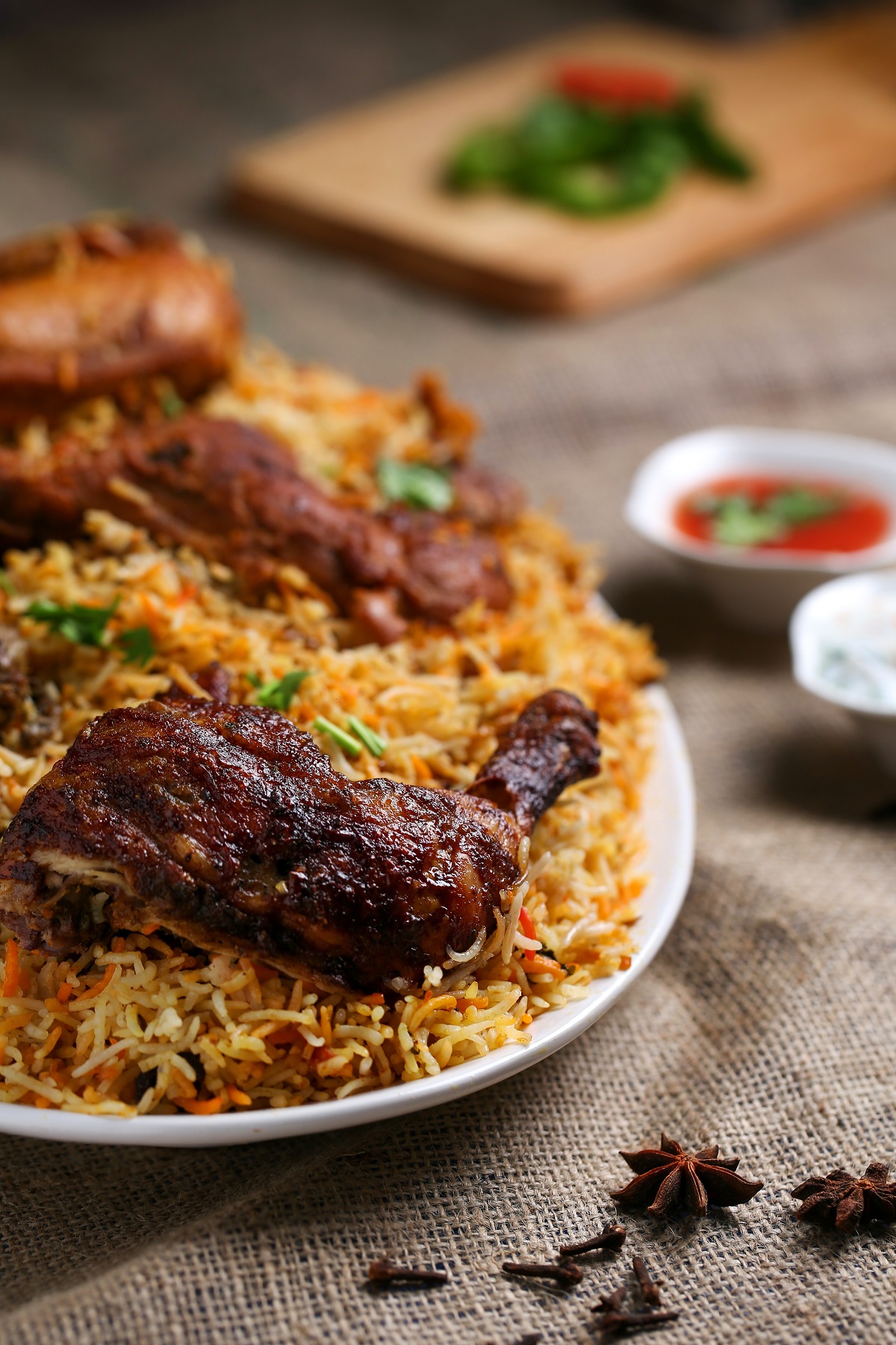 Un plato colmado de arroz picante con pollo asado