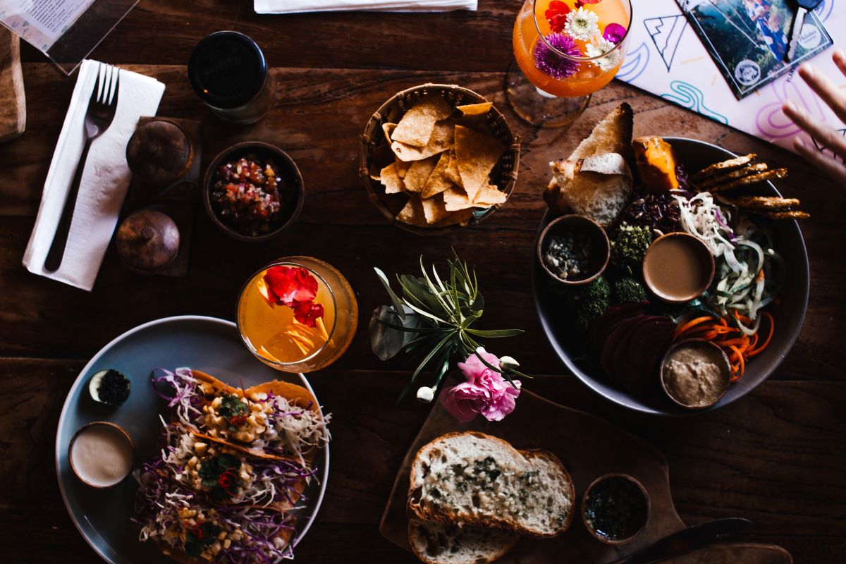 tacos-cocteles-mesa-de-madera