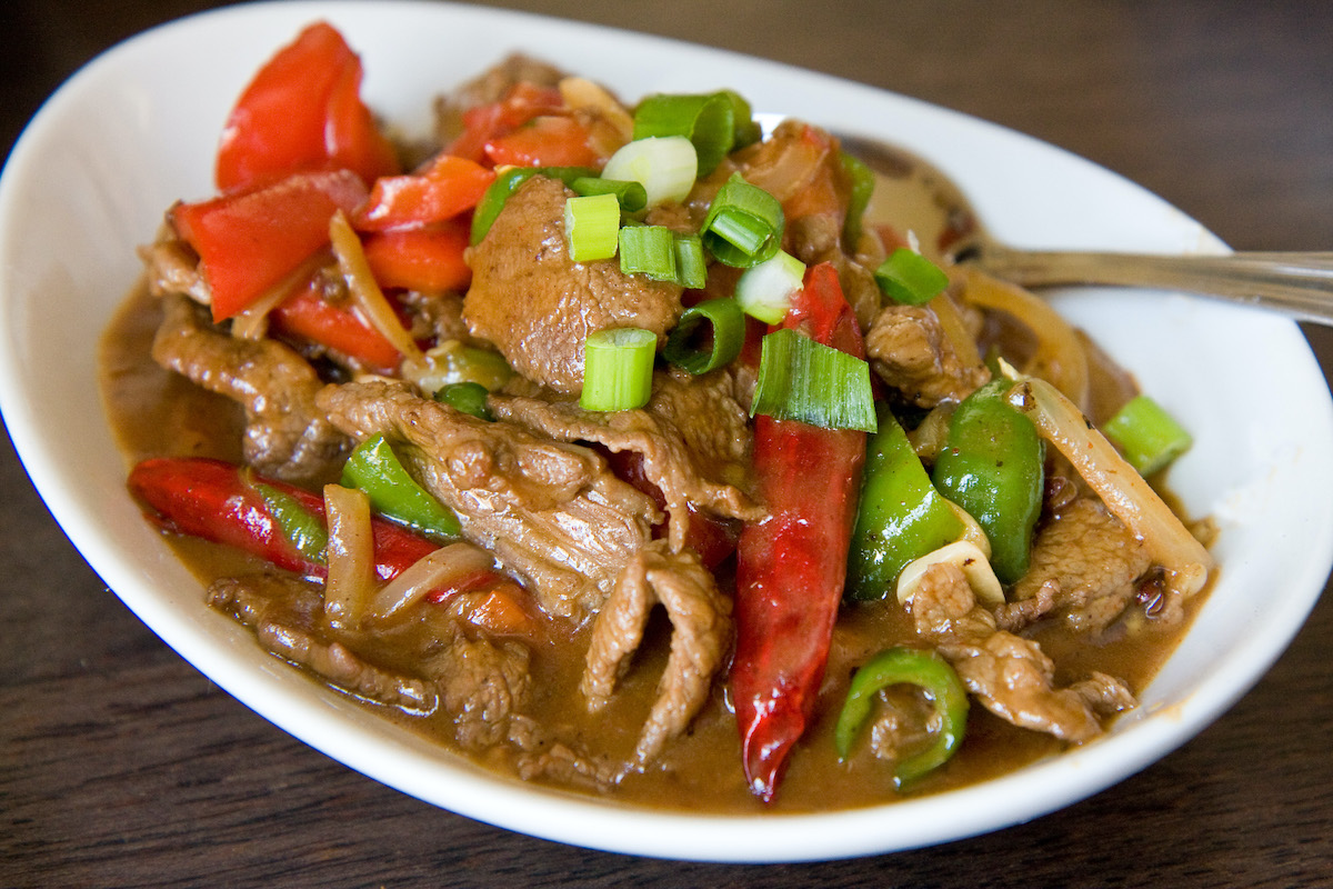 Plato tibetano de ternera y verduras con pimientos