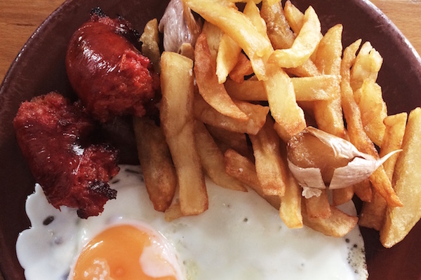 ¿Buscas dónde comer en Sevilla? Nos encantan estas tapas, los huevos con chorizo ​​en el Bar Sacramento de la Calle Feria.
