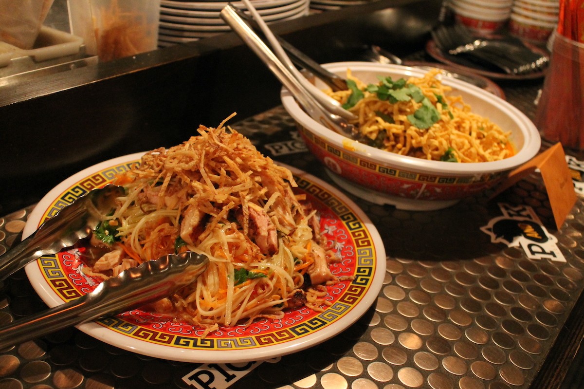 Dos platos de fideos asiáticos servidos en tazones