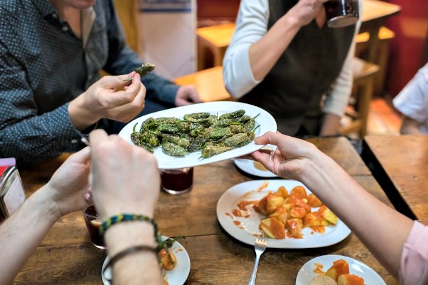 ¡Pimientos de padrón es una de las mejores tapas veganas de nuestra guía vegetariana de San Sebastián!