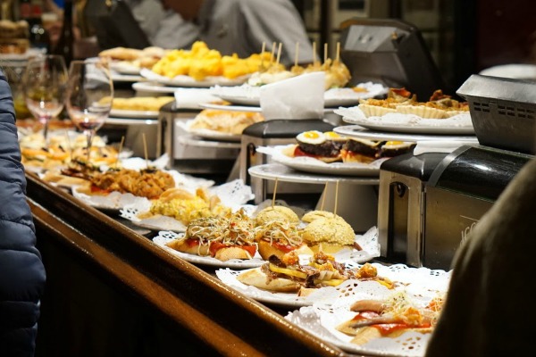 ¡Una de las cosas imprescindibles que ver en San Sebastián es la cultura del pintxo en persona! Dejarás estos sabrosos bocaditos y podrás saborear lo mejor de la ciudad en nuestro Ultimate Pintxos & Wine Tour.
