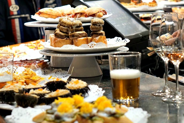 Ale&Hop es uno de los mejores lugares para tomar cerveza artesana en Barcelona. ¡Sus pintxos económicos pero deliciosos son la guinda del pastel!