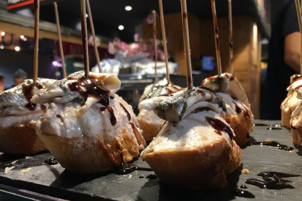 ¡Los pintxos disponibles en este mercado son increíbles! Pruébalos en algunos de los mejores lugares para comer en el Mercado de la Boqueria de Barcelona.