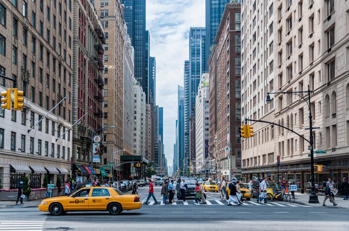 new-york-manhattan-city-street-taxis-amarillos