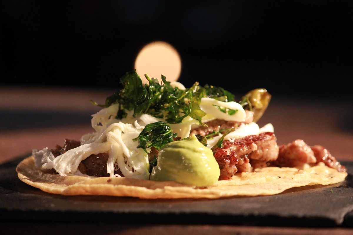 taco abierto con carne y condimentos