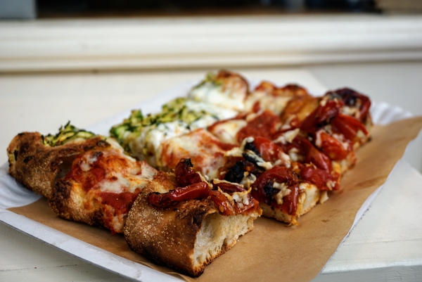 Una de las formas más deliciosas de pizza alla romana es la rebanada, por lo que es fácil de comer sobre la marcha.