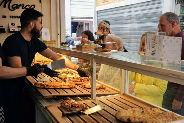 ¡La pizza alla romana es especialmente deliciosa cuando viene fresca del mercado!