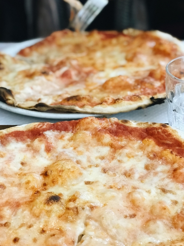 Comer pizza en Roma merece un lugar en la lista de deseos de cualquiera.