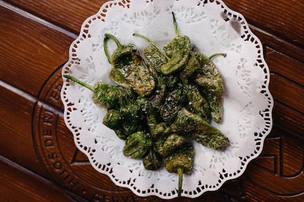 Una de las tapas más clásicas de España, los pimientos de padrón provienen de la verde y exuberante Galicia.