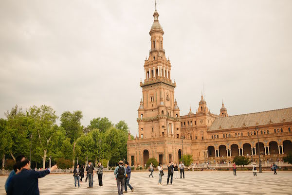 Una de nuestras cosas favoritas para hacer en Sevilla en octubre es pasear por el Parque María Luisa y la Plaza de España.