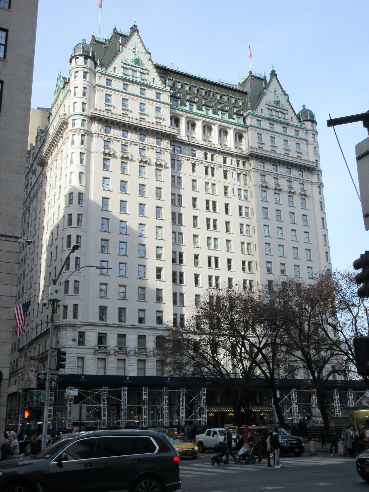 Exterior de un hotel de lujo de varios pisos con fachada blanca en Nueva York