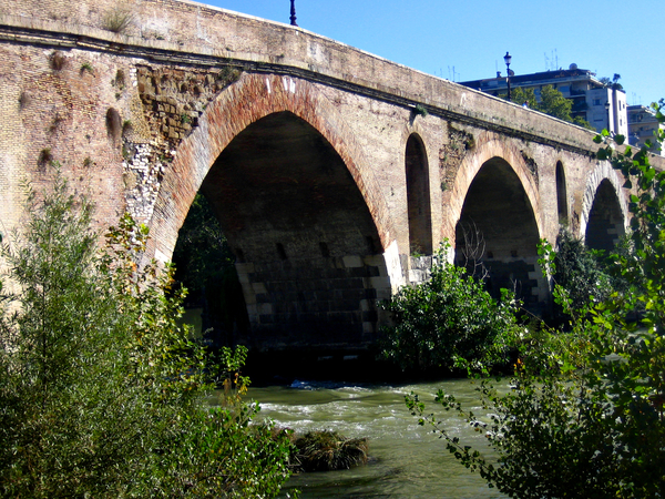 ¡El puente Ponte Milvio en Roma es donde el emperador Constantino se convirtió al cristianismo hace cientos de años!