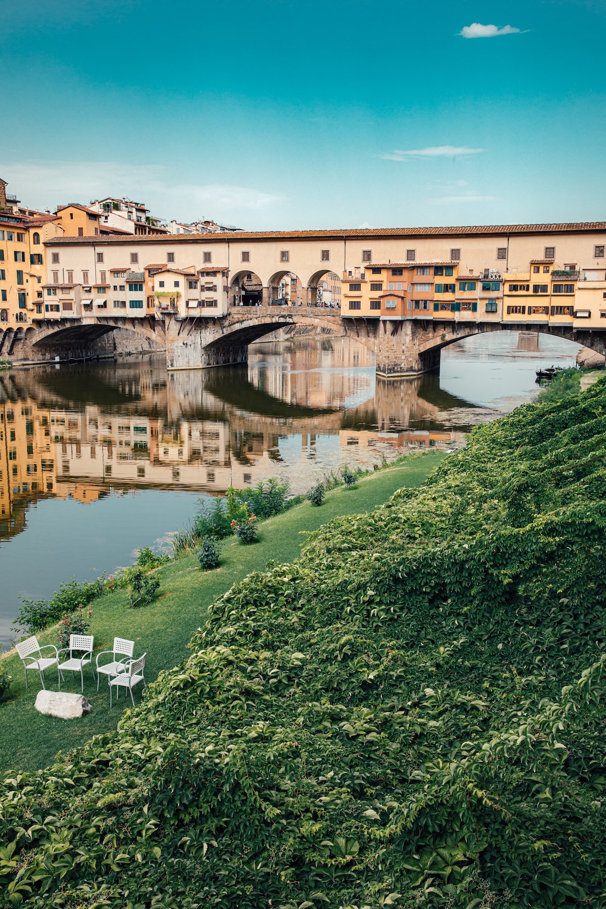 Una vista del puente Ponte Vecchio en Florencia construido a partir de un césped de hierba