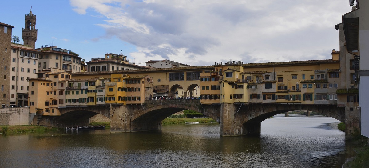 El Ponte Vecchio en el río Arno en Florencia en un día soleado