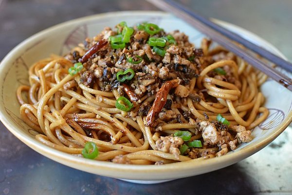 Un plato de fideos dan dan