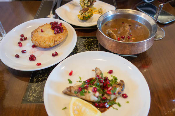 Comida de Oriente Medio en el restaurante persa Kateh en Londres