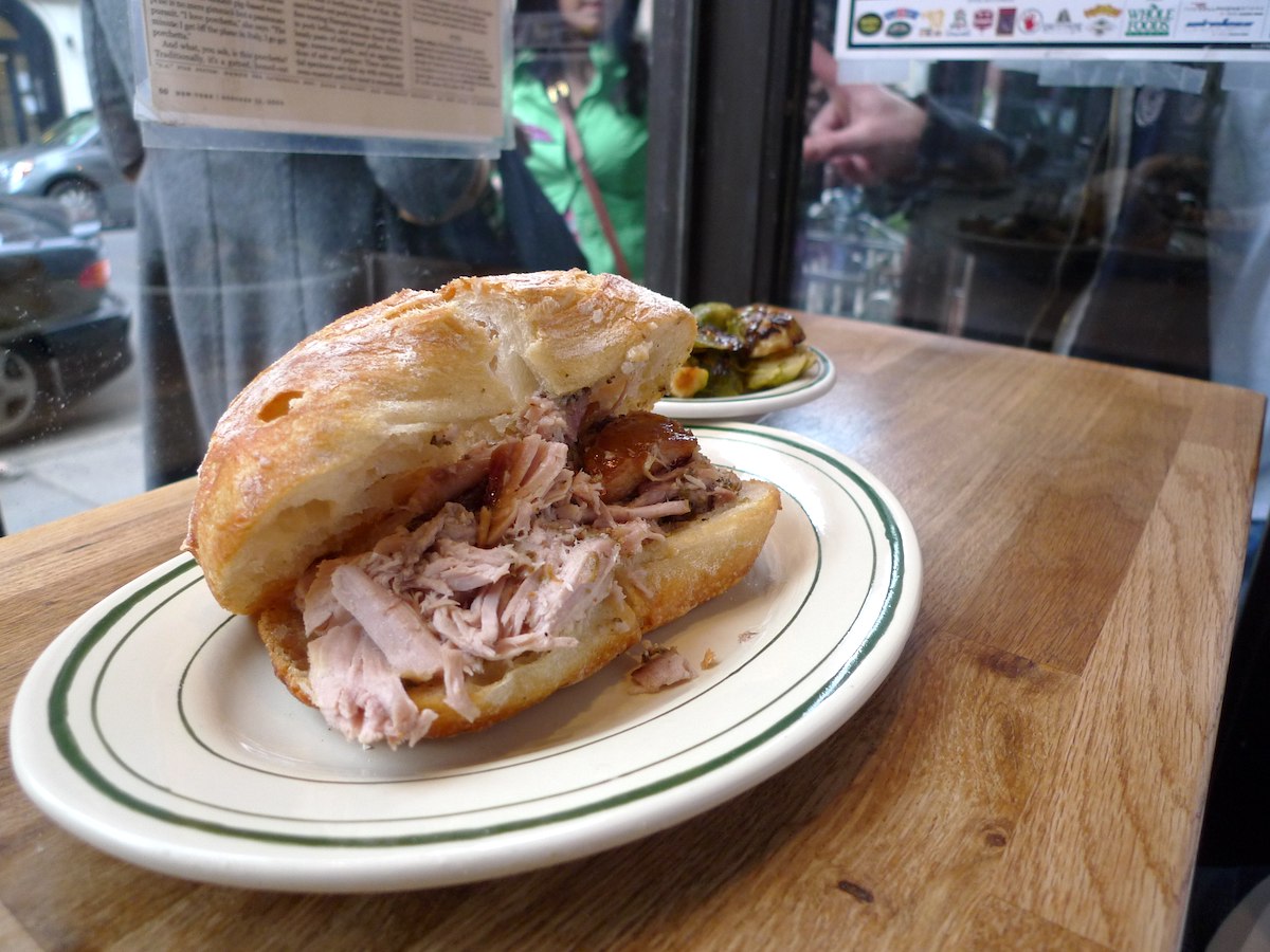 Sándwich de cerdo asado lento en un plato blanco