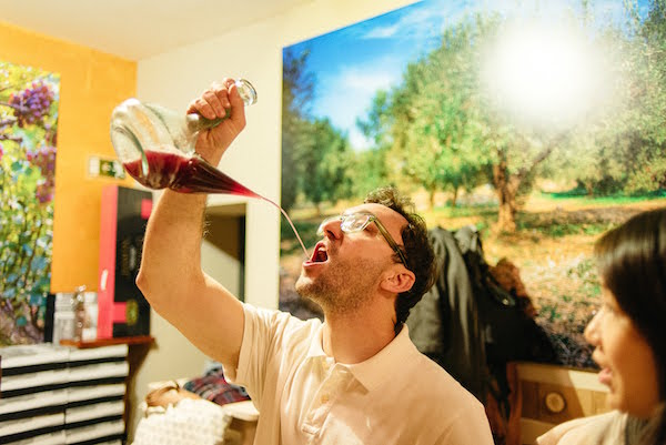 Una experiencia única en nuestra guía de Barcelona para amantes del vino: ¡beber del porrón!