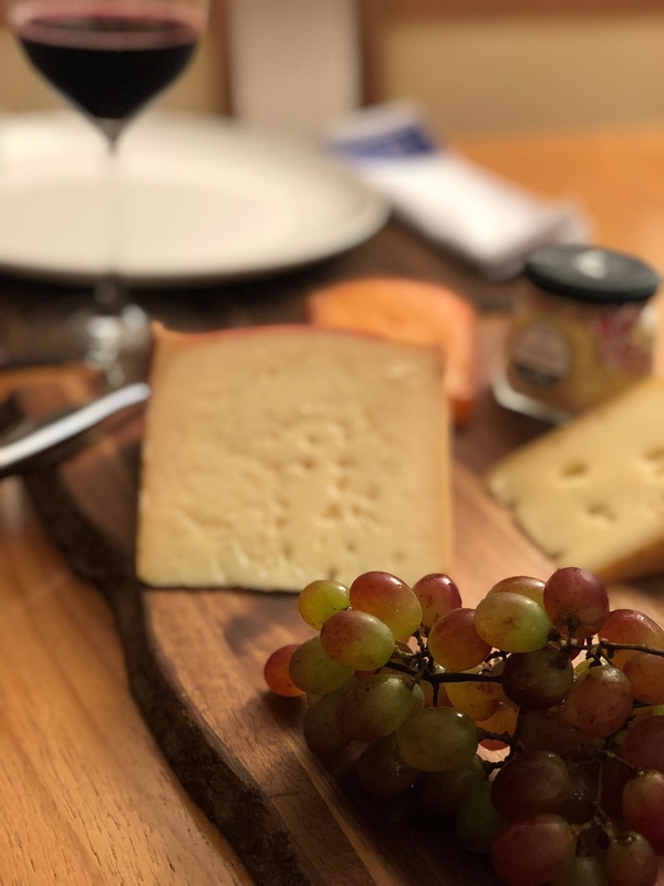 Queso portugués y una buena copa de vino es una combinación ganadora.