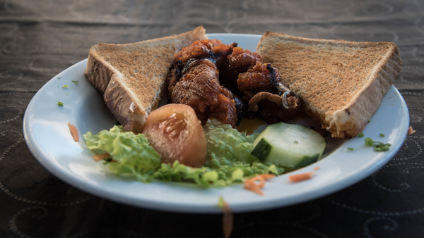 Una comida con farinheira, un tipo de salchicha portuguesa.