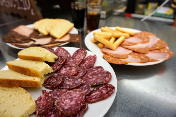 Salchichas en platos