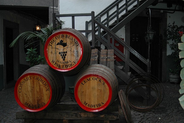¿Buscas el mejor vino portugués? Si te gustan los vinos fortificados, debes probar el vino de Madeira, ¡uno de los mejores vinos fortificados del mundo!