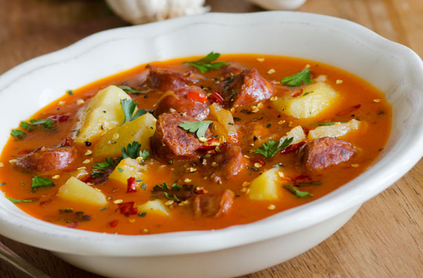 ¡Delicioso y calentito potaje de patata español!